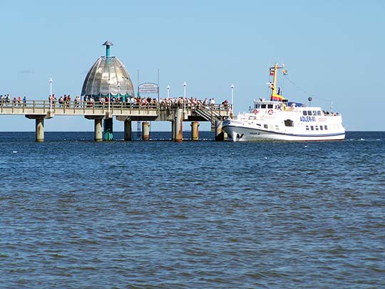 Ein Ausflugsschiff macht an der Zinnowiter Seebrücke fest